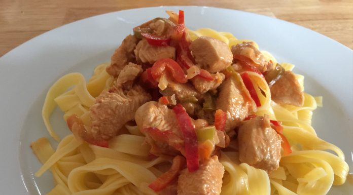 Paprikahuhn Paprikahuhn mit Bandnudeln
