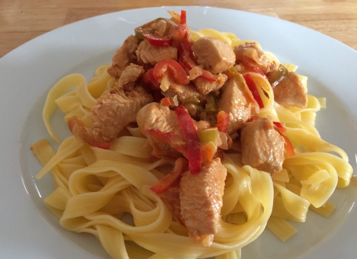 Paprikahuhn mit Bandnudeln